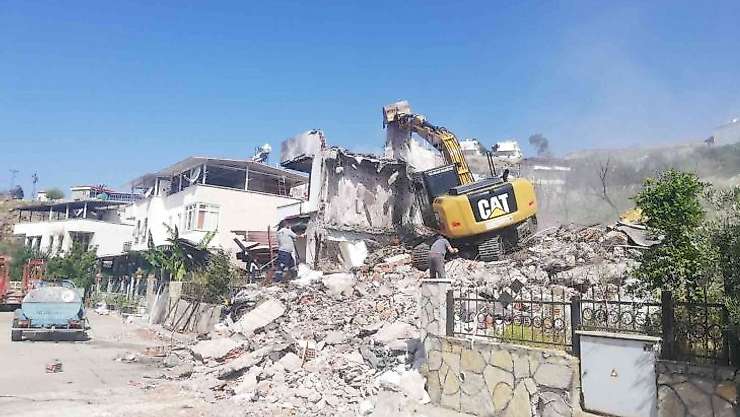 Milas'ta yangında ağır hasar gören yapılar yıkılıyor