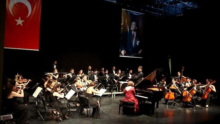 Nilüfer Oda Orkestrası'ndan muhteşem konser