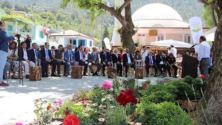 Opet, orman yangınlarından zarar gören köyleri yeniden inşa ediyor