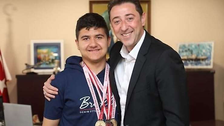 Otizmli öğrenci okulunun ve Bandırma'nın gururu oldu