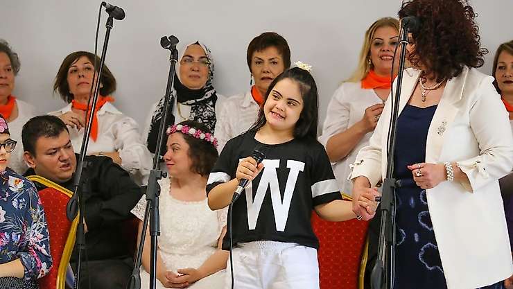 Özel gereksinimli bireyler anneleriyle konser verdi