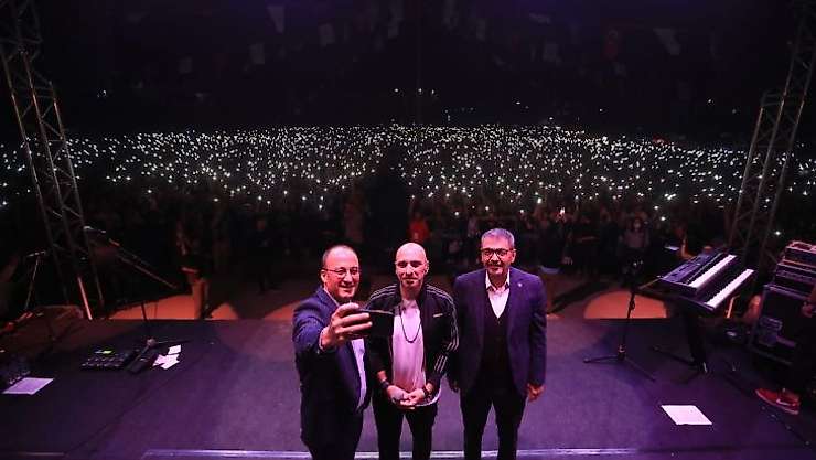 Pamukkale'de binlerce genç 'Gripin' konserinde coştu