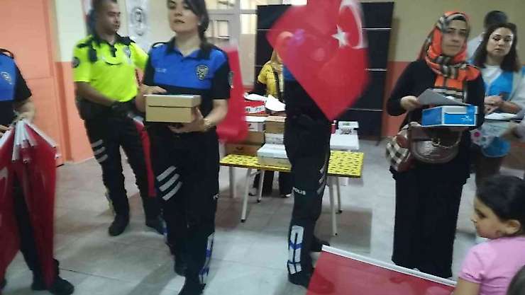 Polisten öğrencilere eğitim ve ayakkabı yardımı