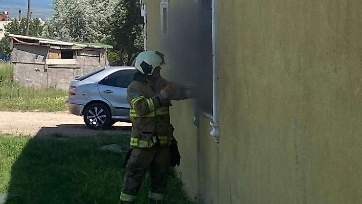 Prizde unutulan şarj cihazı evi yaktı