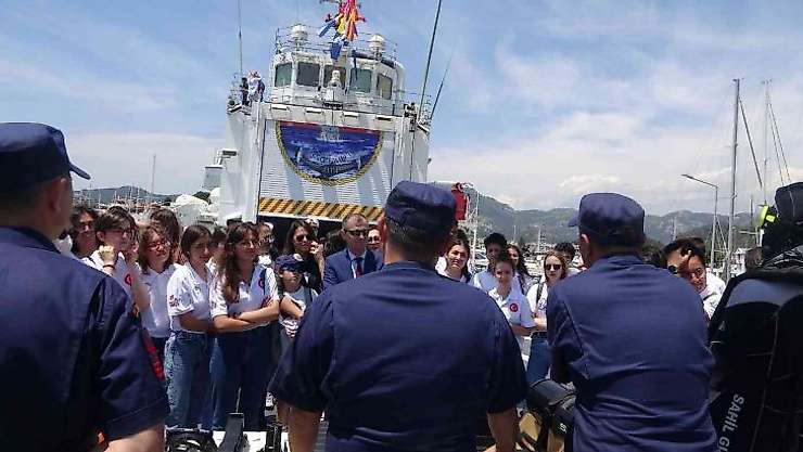 Sahil Güvenlik gemisi 19 Mayıs'ta gençleri ağırladı