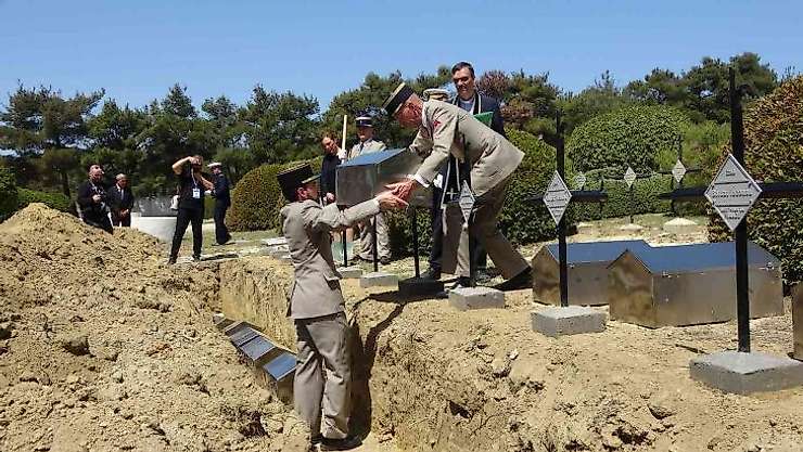 Seddülbahir Kalesi restorasyonunda bulunan Fransız askerlerinin kemikleri törenle defnedildi