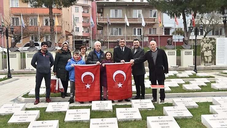 Şehitlikte taşları kardan temizleyen çocuklar: 'Şehitlerimizin ismi hep okunsun, silinmesin istedik'