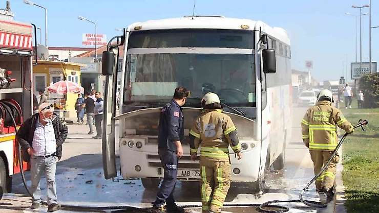 Seyir halindeki otobüs alev aldı