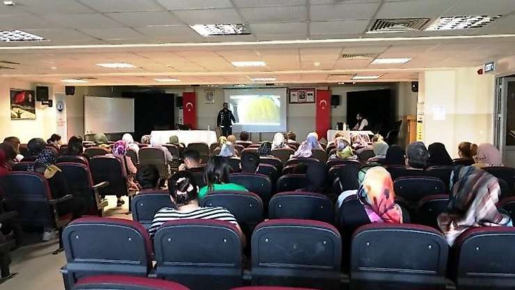 Simav'da kursiyerlere, 'En İyi Narkotik Polisi Anne' semineri