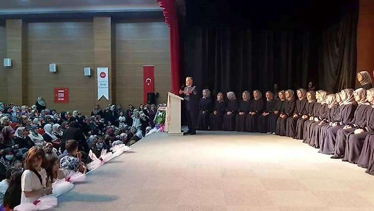 Tavşanlı'da 41 hafız kız öğrenci taç giydi
