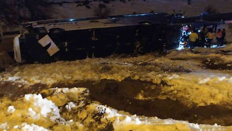 Yolcu otobüsü tırla çarpışarak şarampole yuvarlandı: 3’ü ağır 28 yaralı var!
