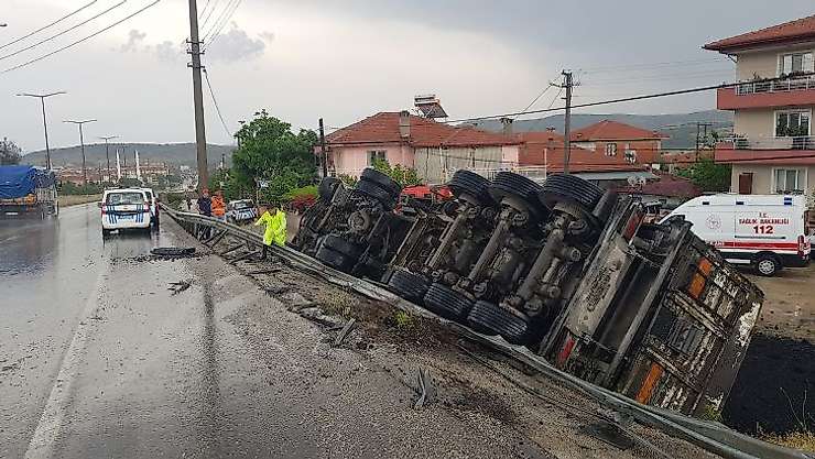 Yağışlı havada kontrolden çıkan tır yan yattı