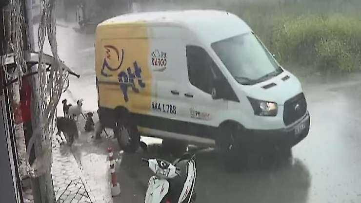 Yağmurdan sığınmak için girdikleri aracın altında ezildiler