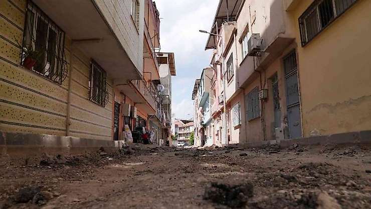 Yunusemre Belediyesinden Barbaros Mahallesi'nde yol çalışması