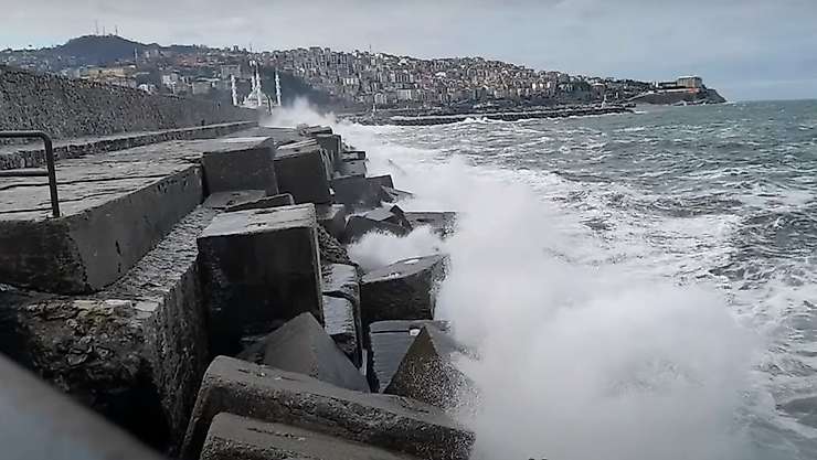 Zonguldak’ta dev dalgalar liman duvarına ulaştı
