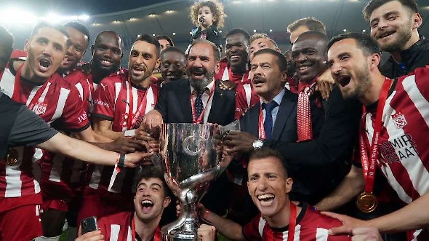 Sivasspor kupasını aldı
