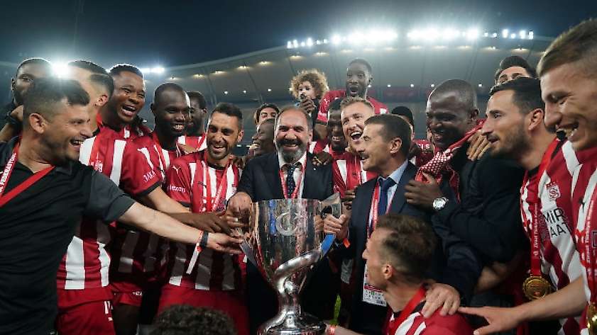 Sivasspor kupasını aldı