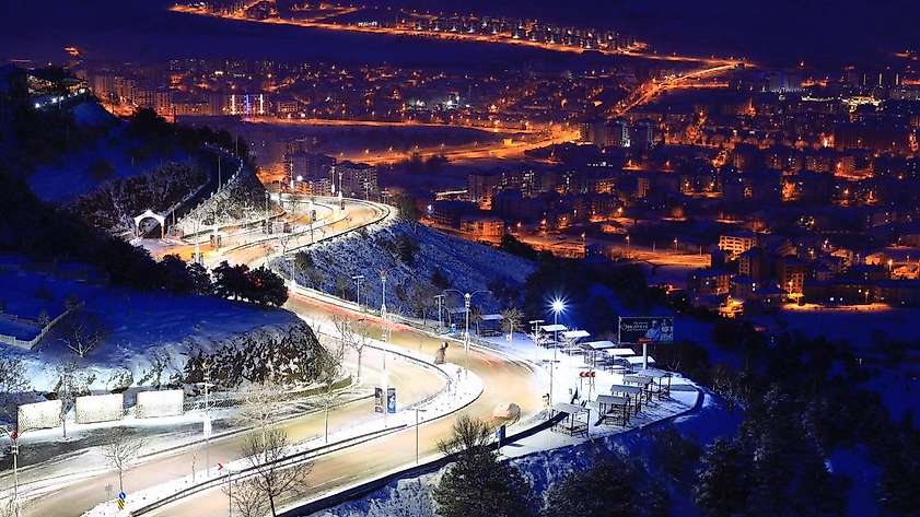 Karla kaplanan Harput'ta gece ışıkları ile görsel şölen