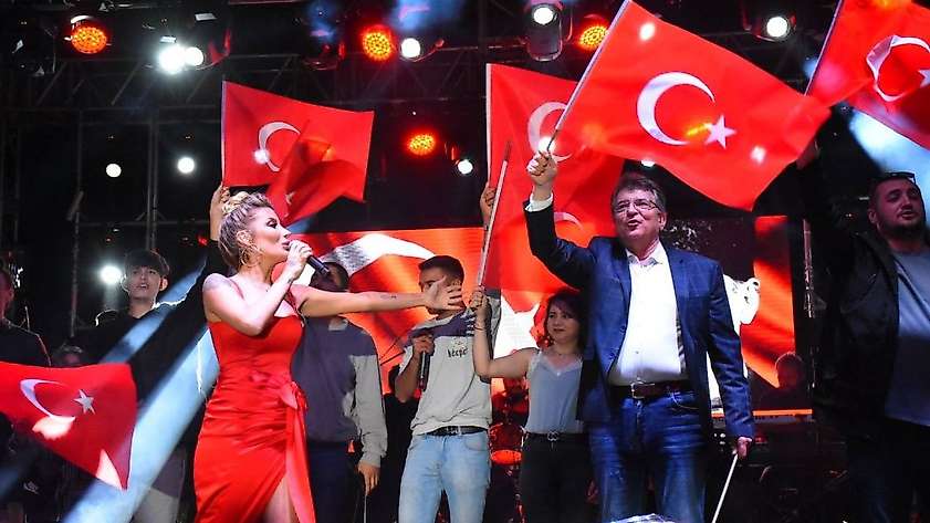 İrem Derici Edremit’te sahne aldı