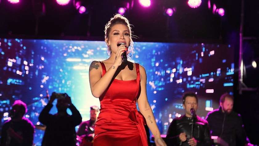 İrem Derici Edremit’te sahne aldı