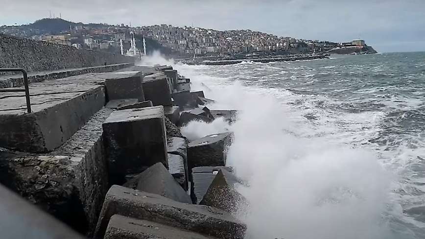 Zonguldak’ta dev dalgalar liman duvarına ulaştı